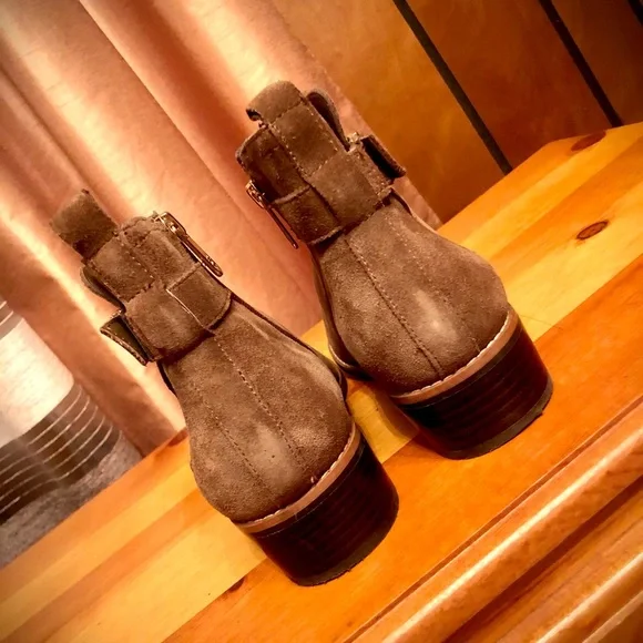 SOLD🔴 TOMMY Hilfiger brown or tan genuine leather (suede) booties size 9.5 - Picture 5 of 12